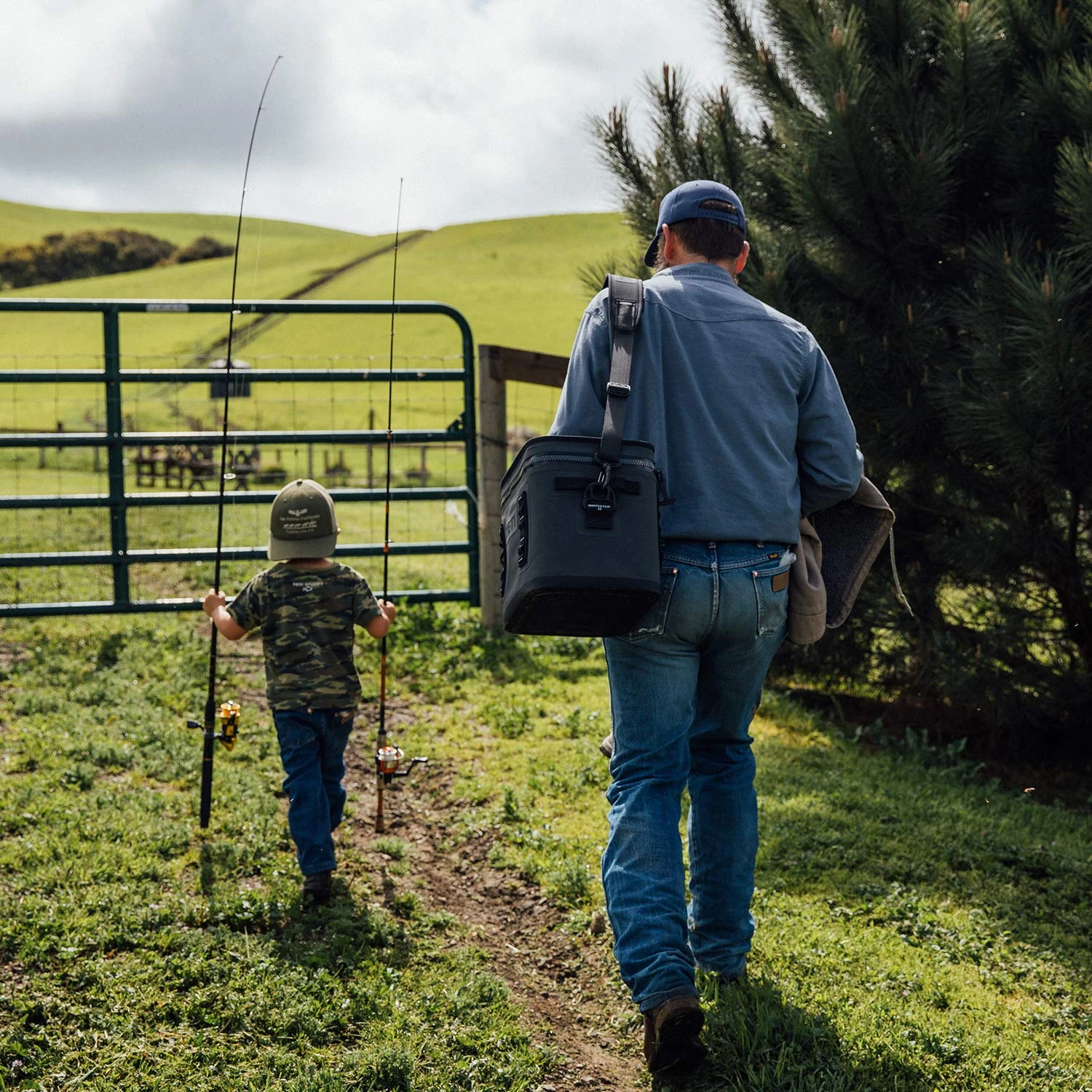 YETI Hopper Flip 18 Portable Cooler, Charcoal 2 YETI Hopper Flip 18 Portable Cooler, Charcoal - Image 2