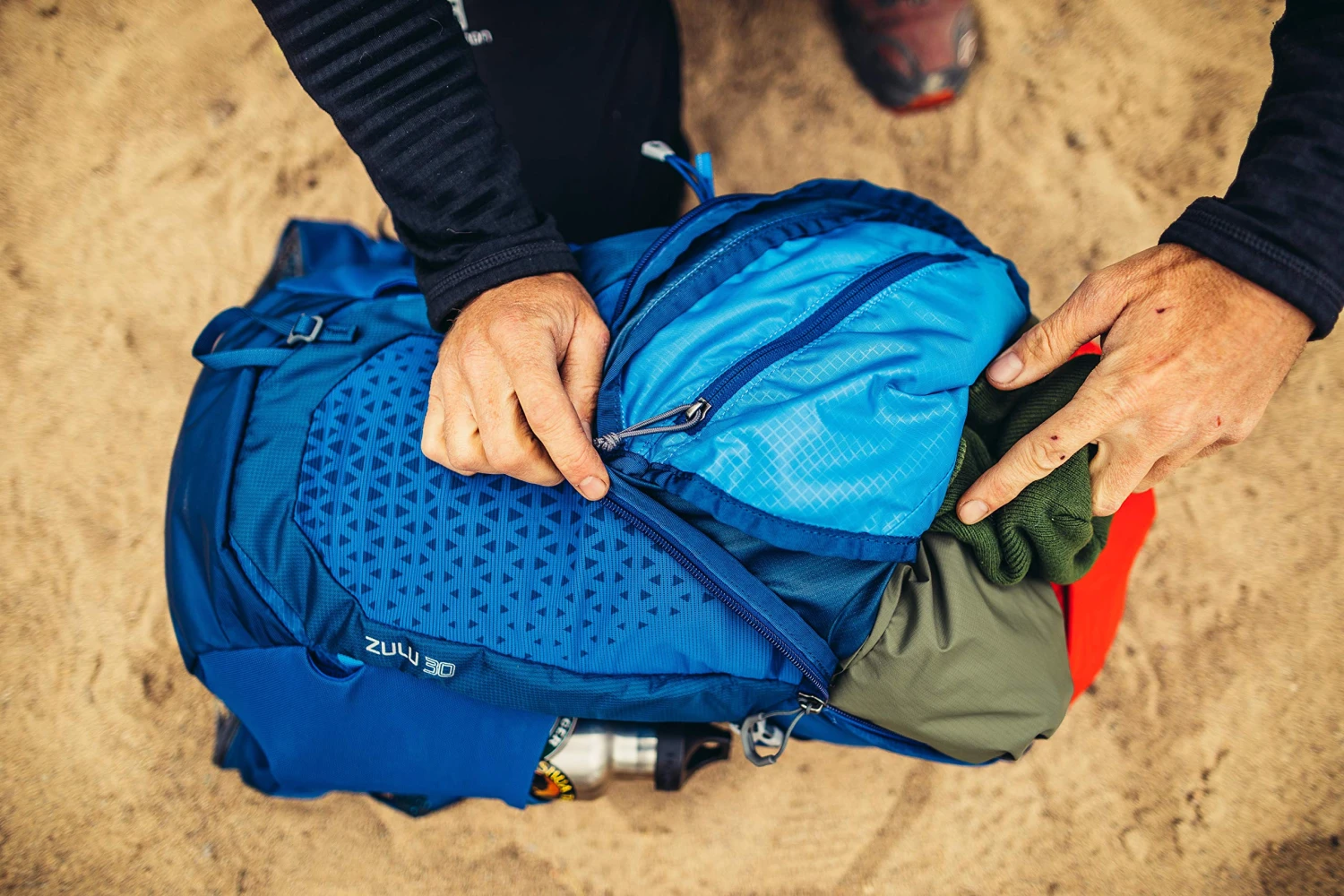 Gregory Mountain Products Zulu 30 Liter Men's Hiking Daypack, Empire Blue, Small/Medium 4 Gregory Mountain Products Zulu 30 Liter Men's Hiking Daypack, Empire Blue, Small/Medium - Image 4